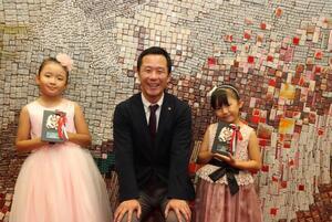 写真：ピアノコンクール入賞者と市長