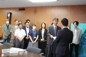 写真：第8次総合計画市民委員会報告書提出