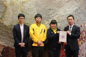 写真：高齢者救済感謝状授与