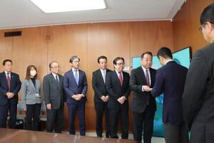 写真：答申を渡す審議会会長