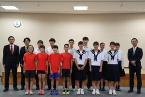 写真：駅伝出場選手のみなさんと市長