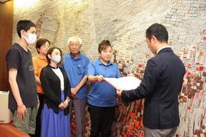 写真：市民討議会提言書提出式