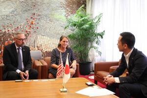 写真：トニア・パフ氏と市長1