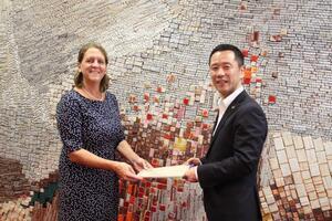 写真：トニア・パフ氏と市長2