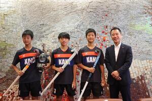 写真：アイスホッケー選手と市長