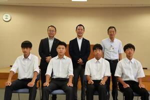 写真：全国中学校体育大会出場者と市長