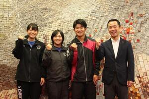 写真：全日本学生選手権出場選手と市長