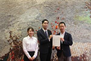 写真：はたちの集い要望書提出2