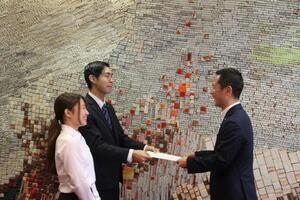 写真：はたちの集い要望書提出1