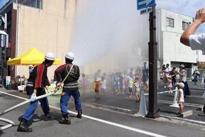 写真：消防団による放水