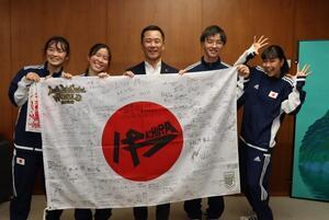 写真：パキラの皆さんと市長