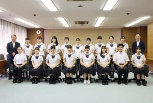 写真：多治見西高等学校筝曲部の皆さんと市長
