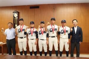 写真：日本少年野球選手権大会出場選手の皆さんと市長