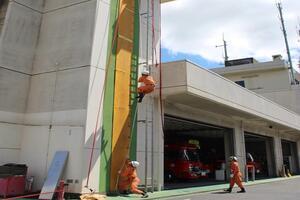 写真：ロープ応用登はん訓練