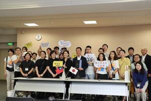 写真：視察団と市長