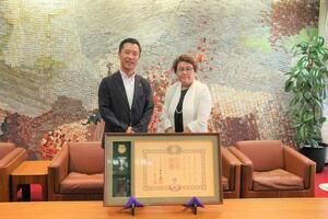 写真：叙勲受章報告