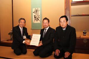 写真：市無形文化財認定書伝達