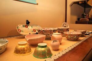 写真：手描き上絵付陶磁器