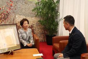 写真：受賞の様子を語る柘植さん