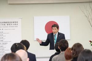 写真：挨拶する市長