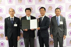 写真：引継ぎ式の様子