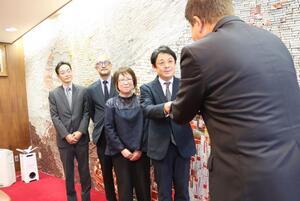 写真：目録を受け取る市長