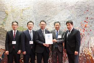 写真：教育委員会職員と市長