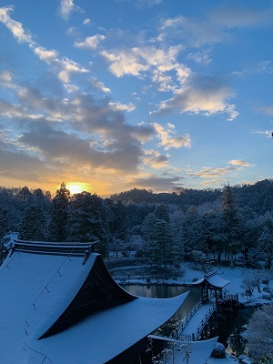 第8回フォトコンテスト受賞作品(雪が降った後の永保寺の観音堂上から撮影した写真)