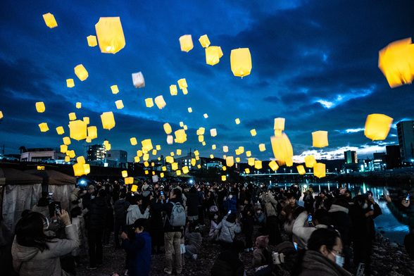 第7回フォトコンテスト受賞作品(土岐川でランタンが上がる様子)