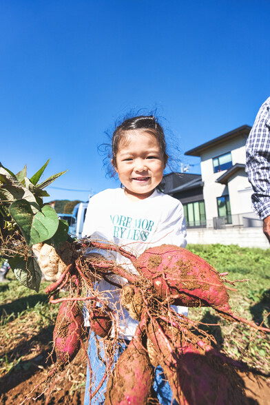 第7回フォトコンテスト受賞作品(女の子が芋掘りで収穫したものを持っている写真)