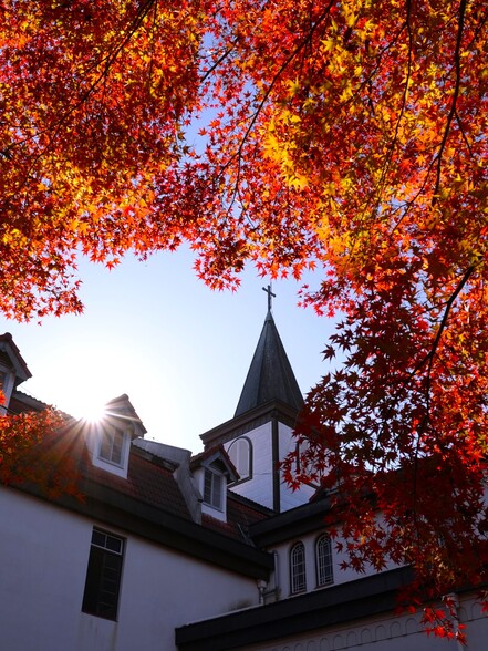 第7回フォトコンテスト受賞作品(修道院と紅葉)