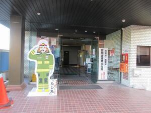 写真：笠原署玄関に設置された「たじ丸」の等身大パネル