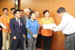 写真：2018市民討議会　提言書提出の様子