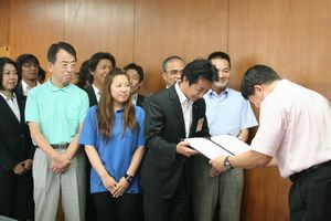 写真：2011市民討議会　提言書提出の様子