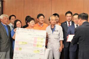 写真：2019市民討議会　提言書提出の様子