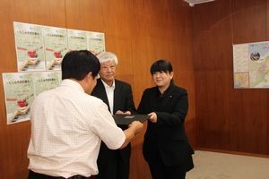 写真：2012市民討議会　提言書提出の様子