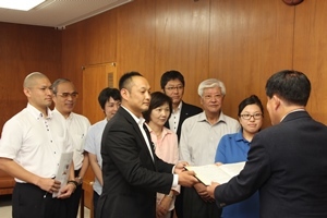 写真：2013市民討議会　提言書提出の様子