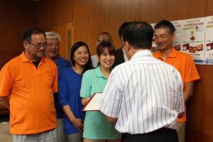 写真：2014市民討議会　提言書提出の様子