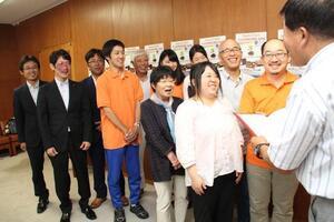 写真：2016市民討議会　提言書提出の様子