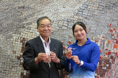 写真：アーチェリー表敬訪問