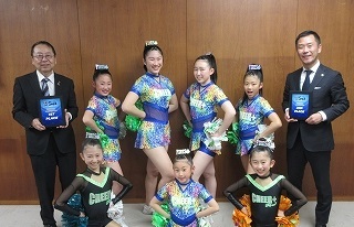 写真:チアダンス表敬訪問