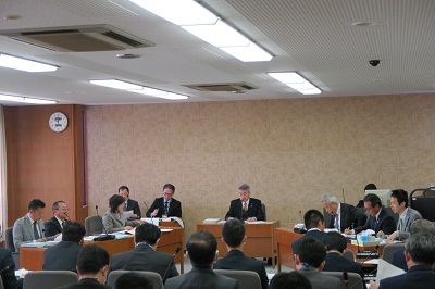 写真:4日(月曜日)総務常任委員会の様子