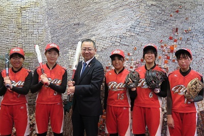 写真:ソフトボール表敬訪問