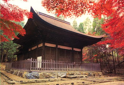 紅葉と永保寺開山堂の写真