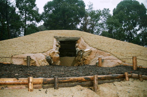 写真：復元された池田1号古墳の写真。正面に石室入り口。