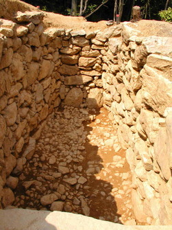 池田1号古墳の石室。発掘調査時の写真。