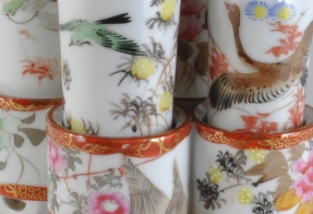 写真：色とりどりの花と鳥の絵付け