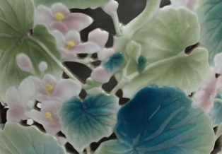 写真：秋海棠の花と葉の透かし彫