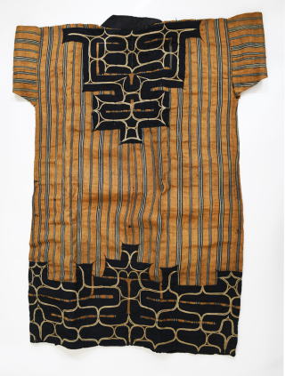 写真：アイヌの伝統的な服　アトゥシ