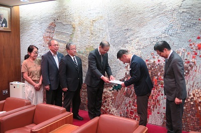 写真：要望を提出する様子